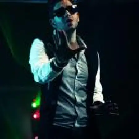 دانلود اهنگ ادی عطار حواسم