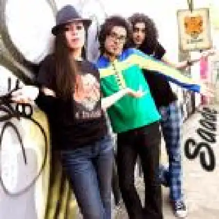 دانلود اهنگ چسب ساده با حضور فرزانه زمان